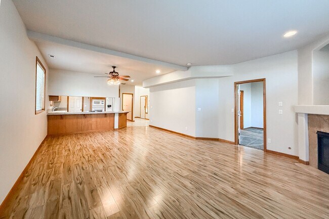 Building Photo - Beautiful 4-Bedroom Townhome in South Richland