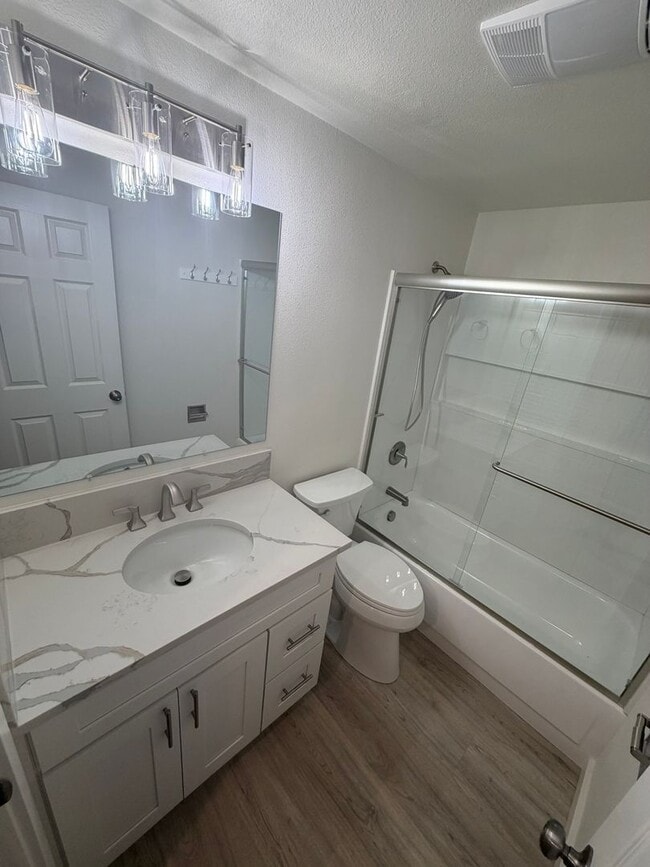 Building Photo - Newly Remodeled 2 Bedroom!