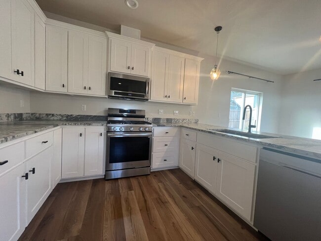 Building Photo - Charming three bedroom townhouse in the heart of Talent! | Available Mid May