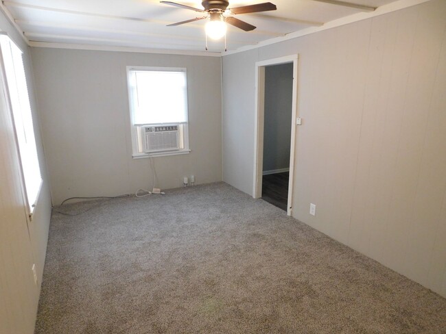 Building Photo - 1 Bed 1 Bath Duplex w/ Washer Dryer