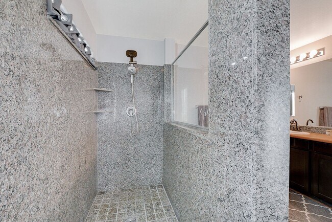 Building Photo - Stunning 3 Bed Home with Loft, Den & Upgraded Kitchen