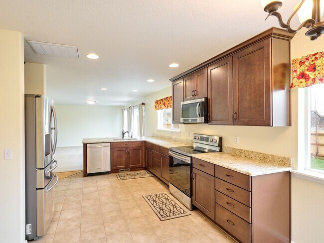 Building Photo - 643 Meadowbrook Ln