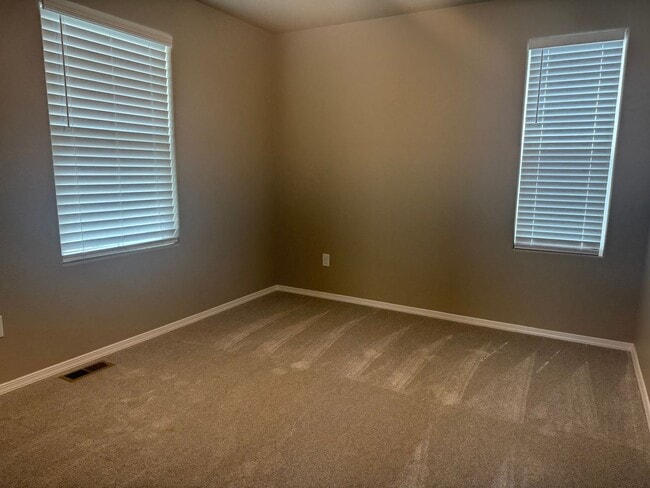 Building Photo - Living by the Lake! 3 bed, 2.5 bath, 3 car...