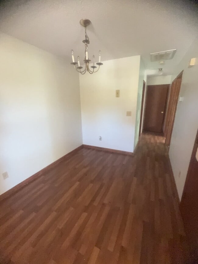 Building Photo - Adorable 2 Bedroom Duplex-106-B Pete Jones...
