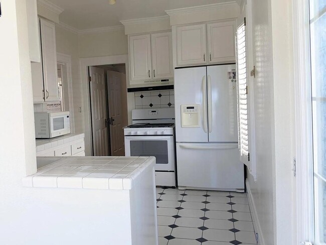 Building Photo - 364 Cypress Ave