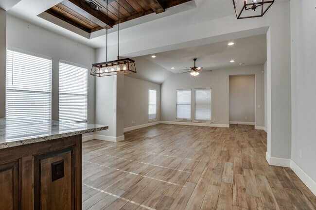 Building Photo - Luxury living in gated Valencia