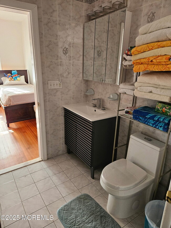 Building Photo - 17 Lakeview Rd