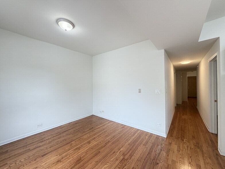 Building Photo - 5817 N Ridge Ave