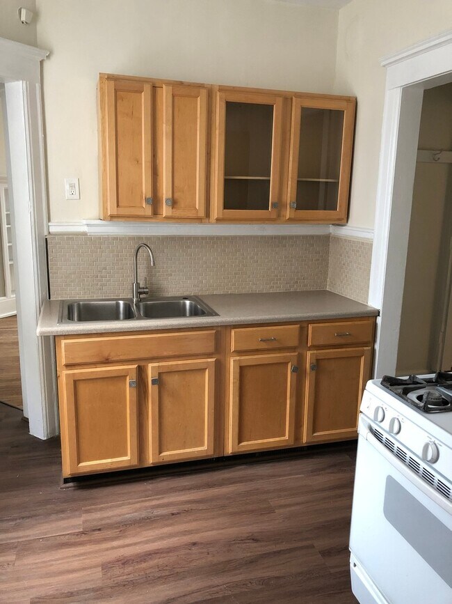 Building Photo - $1,600 - Newly Renovated 3 Bedroom Home With Study