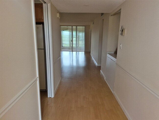 Building Photo - 3151 S Palm Aire Dr