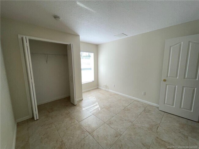 Building Photo - 456 SW Prado Ave