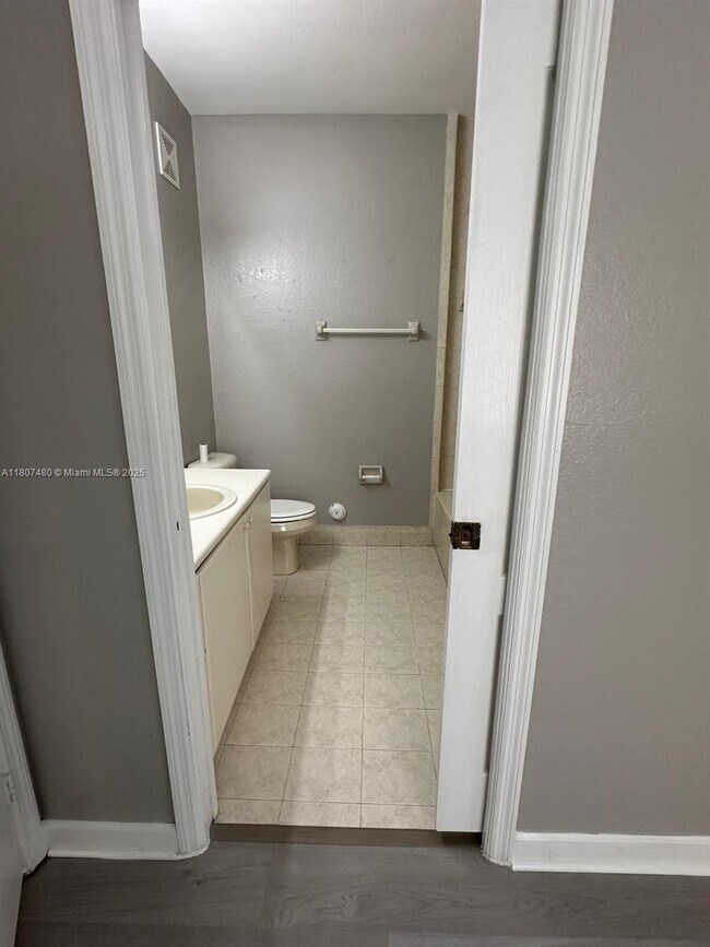 Building Photo - 1692 SE 29th Ct