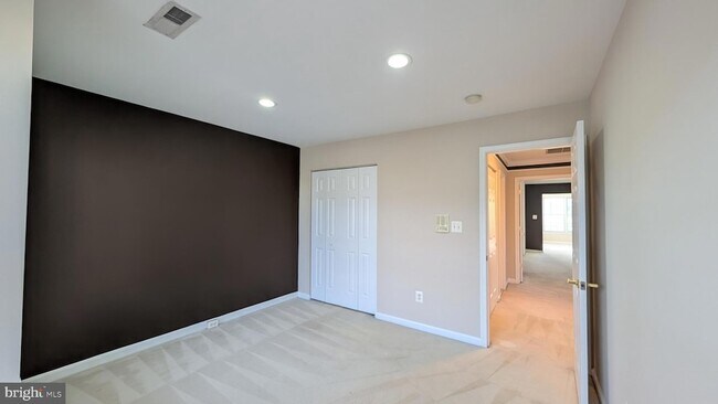 Building Photo - 42681 Rolling Rock Square