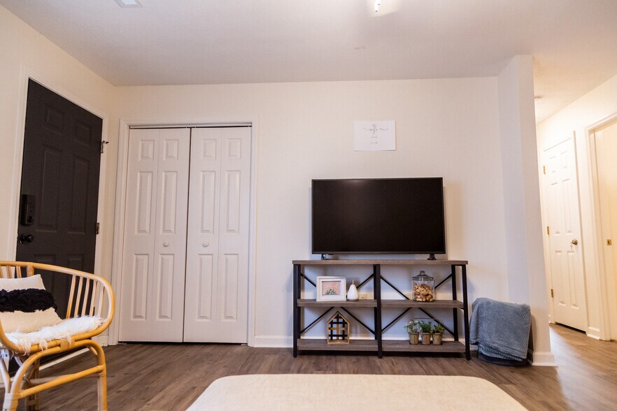Livingroom - 115 E Glenwood Ave