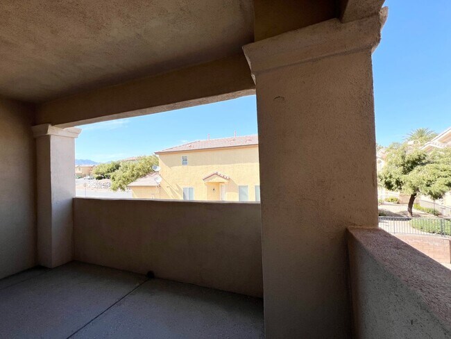 Building Photo - CHARMING FURNISHED 3BD/2BA CONDO W/ 2-CAR ...