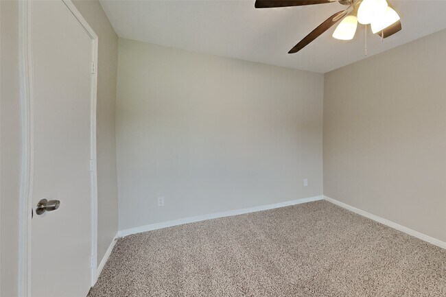 Building Photo - 16280 Sun View Ln