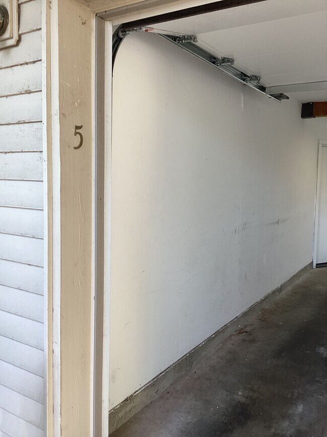 Building Photo - Charming Edmonds Condo with Two Garages and Modern Comforts