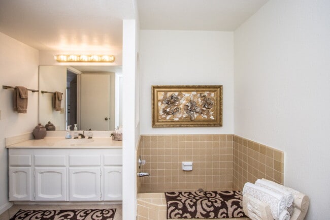 Building Photo - Available! Beautiful fully furnished/equipped 3BR patio home.