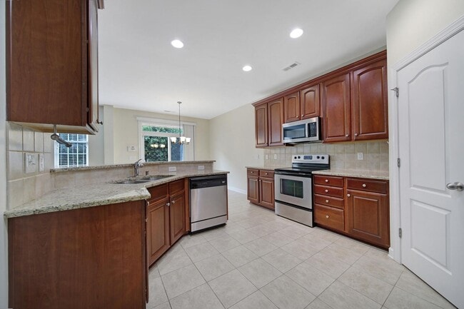 Building Photo - Lovely 3 Bed 2.5 Bath Townhome in Blakeny