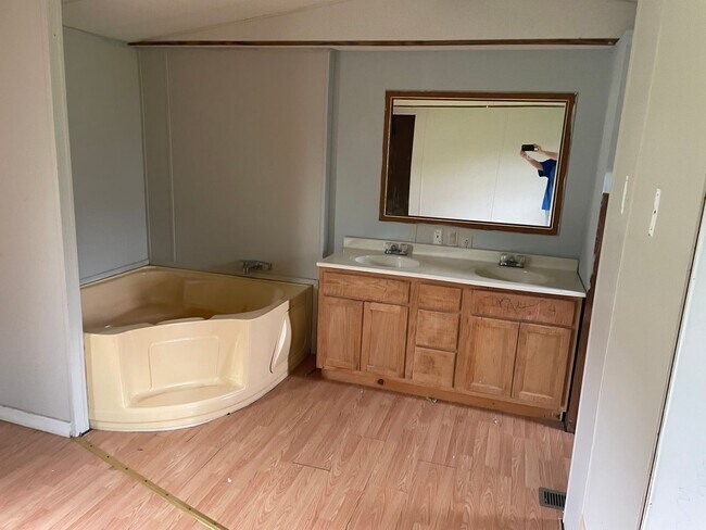 Building Photo - 4 BR 2 Bath 1,216 sq ft singlewide mobile ...