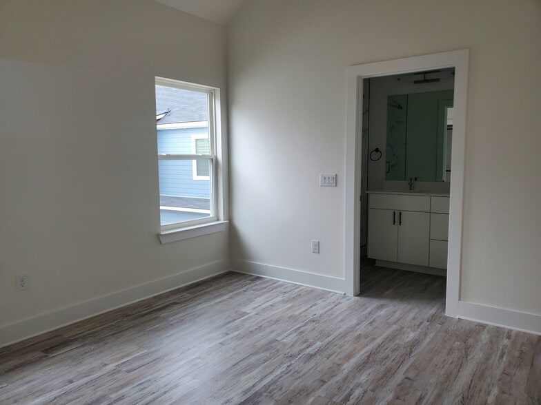 Building Photo - 6016 Fairway St