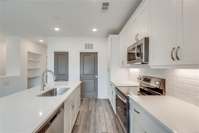 Building Photo - 513 Burton Dr