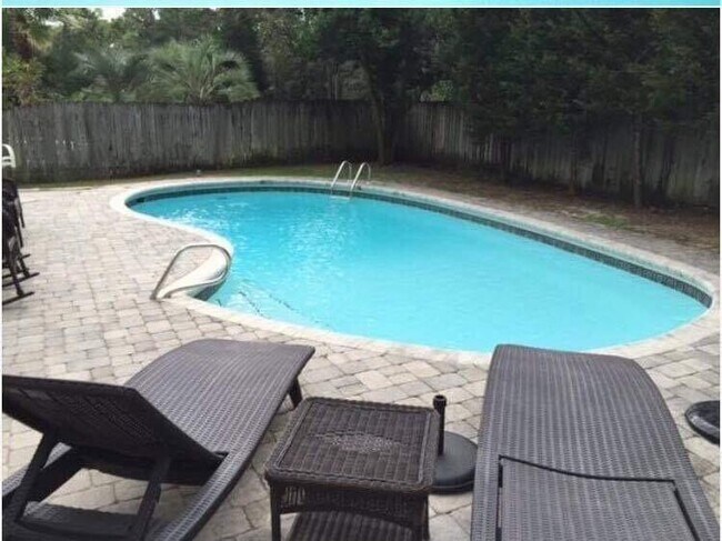 Building Photo - 319 Ruckel Dr