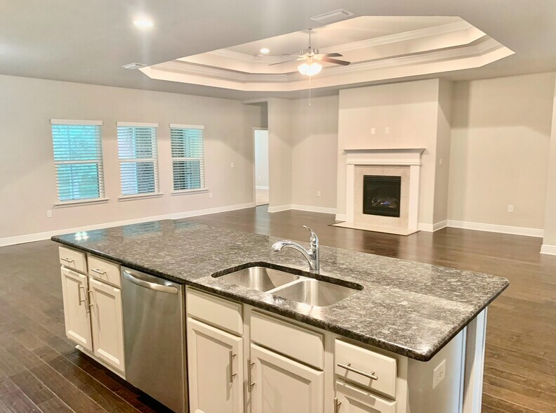 Building Photo - 9040 Lakeview Dr