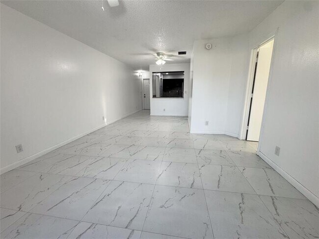 Building Photo - 10687 Royal Palm Blvd