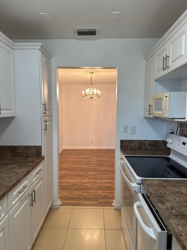 Building Photo - 552 High Point Dr