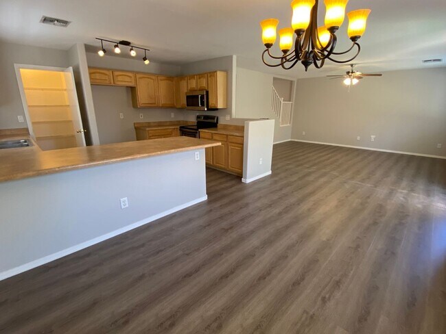 Building Photo - 4 Bedroom, 3 bath, two story with loft in ...