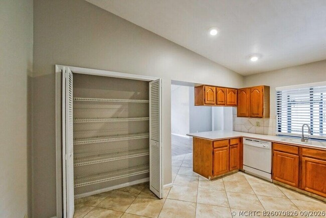 Building Photo - 518 Azure Ave