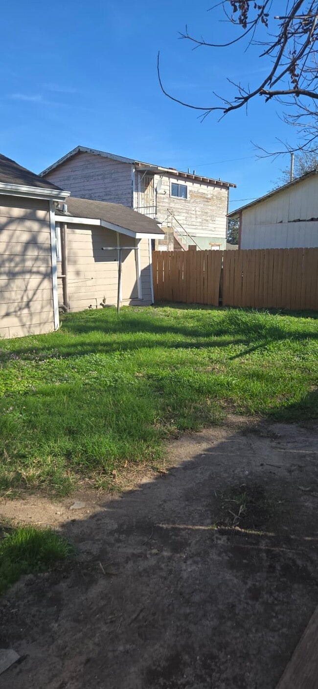 Building Photo - 6928 Hershe St