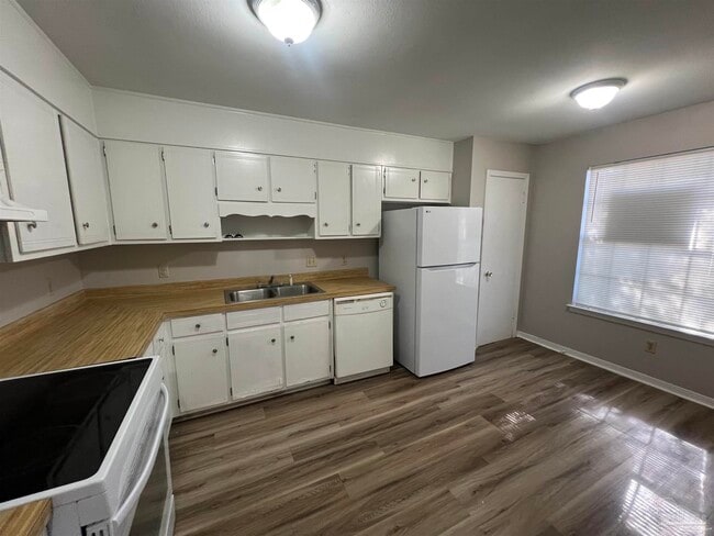 Building Photo - 1350 Fairchild St