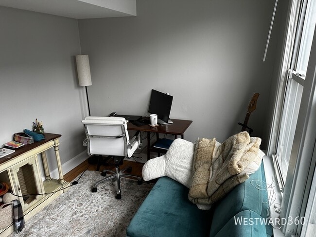 Building Photo - 2102 W Belle Plaine Ave