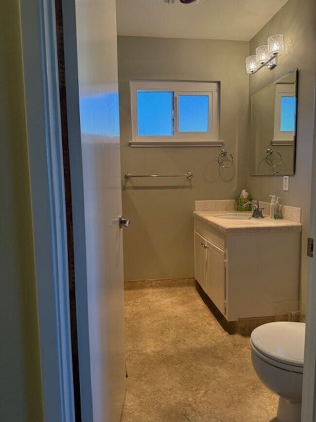 Building Photo - Beautiful 4 Bedroom 2.5 Bath Home in Montevideo Community