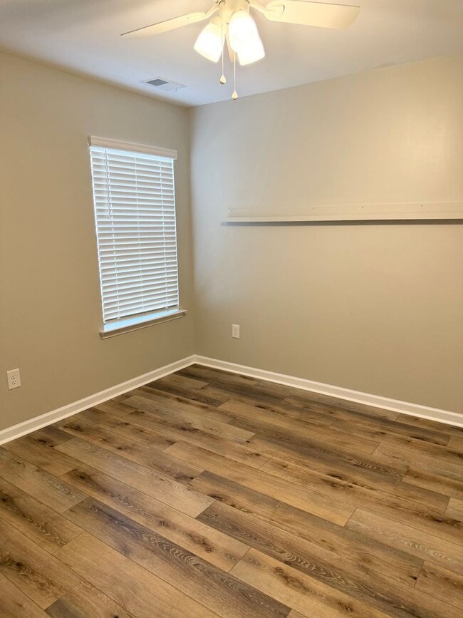 Building Photo - BEAUTIFUL 3 bedroom / 2 bathroom home available NOW!