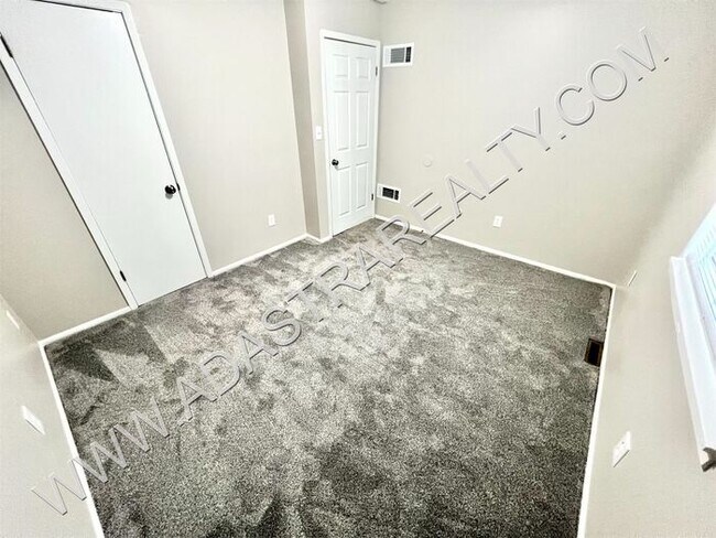 Building Photo - Beautiful 4 Bed Duplex in Independence-Ava...
