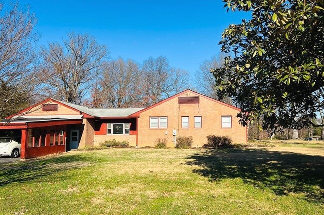 Building Photo - 3900 Laurel Rd