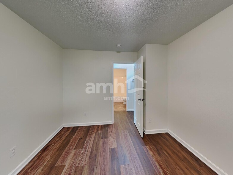 Building Photo - 528 Woodfield Cir