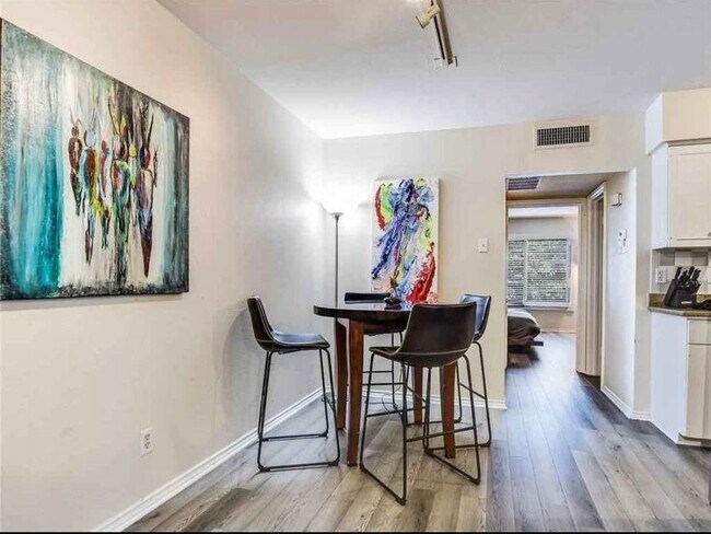 Building Photo - 505 W 7th St