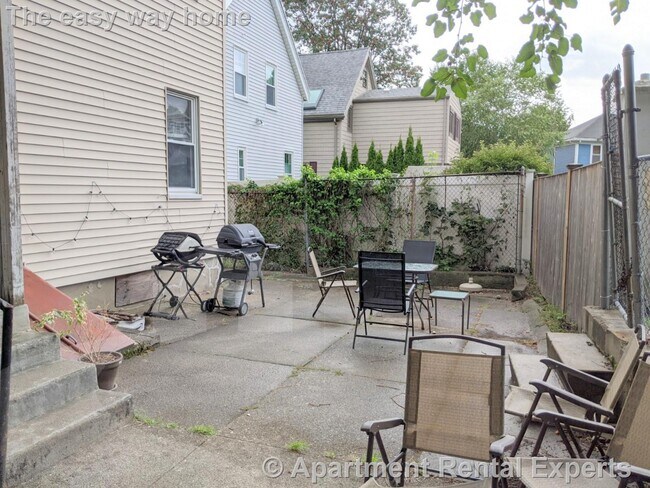 Building Photo - 83 Yorktown St