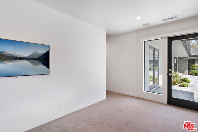 Building Photo - 3035 Lake Glen Dr