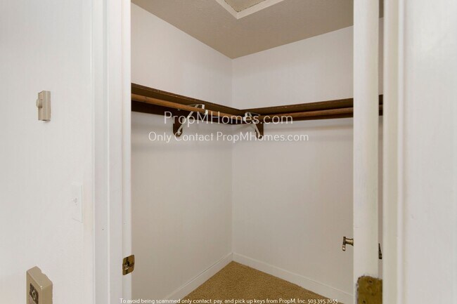 Building Photo - Cozy Two-Bedroom in Gresham - New Washer/D...