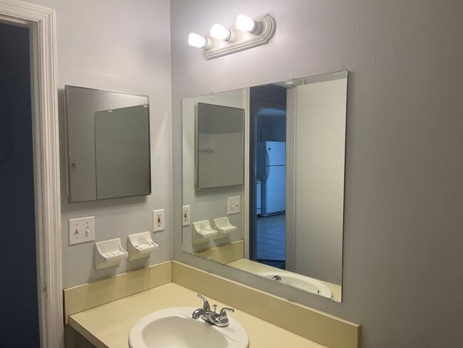 Building Photo - 2/1 Townhome close to shopping