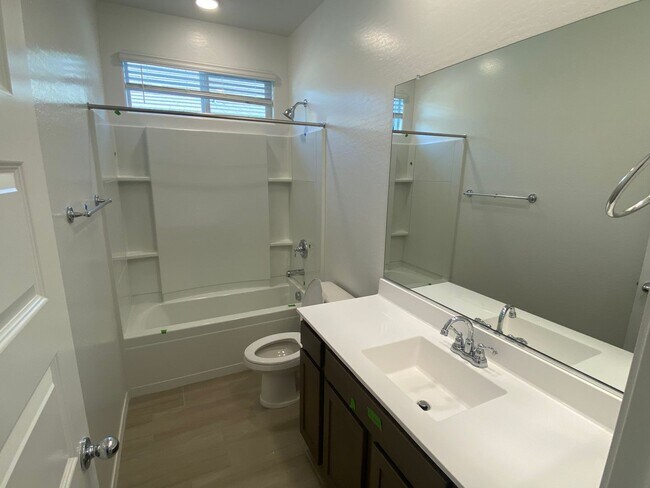 Building Photo - Beautiful Newer Build 3 Bed/2 Bath with Den in Rancho Cabrillo