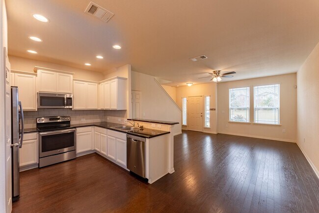 Building Photo - Stunning 3 bed - 2.5 bath Home in Pflugerville. Don't miss this beautiful home opportunity!