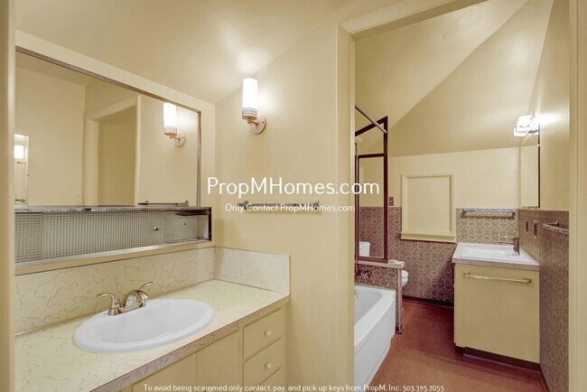 Building Photo - Rare Three Bedroom Gem in SW Portland!