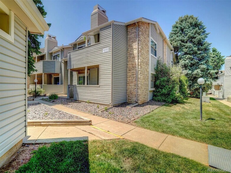 Building Photo - 922 S Walden St