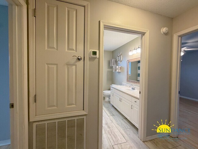 Building Photo - Charming 3 Bedroom Home in Mary Esther near Hurlburt Field!